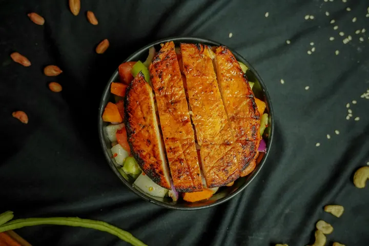 Refeição leve com frango grelhado e legumes